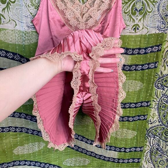 Rare Y2K Victoria’s Secret Satin and Lace Pink Romper Size Small - Picture 6 of 15